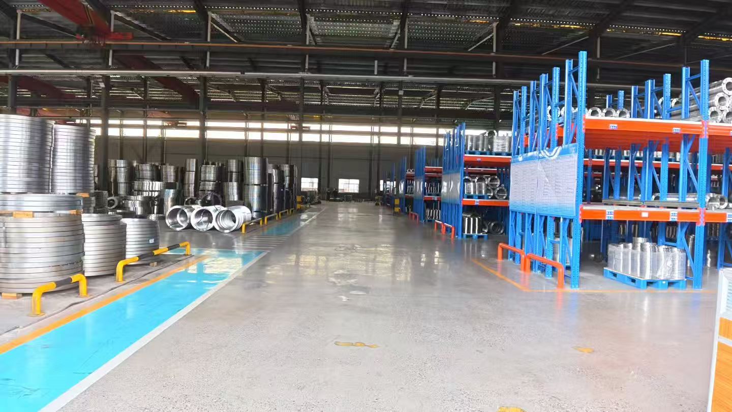 สภาพแวดล้อมการผลิตจริงในโรงงานสำหรับงาน CNC machining และการผลิตชิ้นส่วนเครื่องจักร