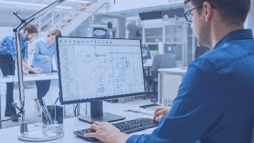 วิศวกรกำลังตรวจสอบแบบร่างและไฟล์โครงการ CNC ภายใต้สภาพแวดล้อมที่ควบคุม